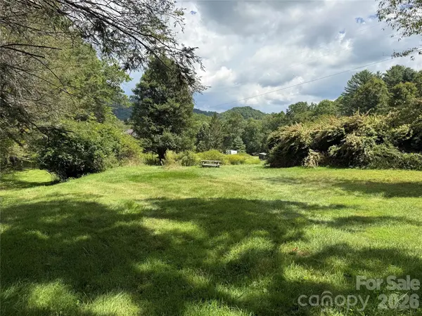 20 Triangle RD, Tuckasegee, NC 28783
