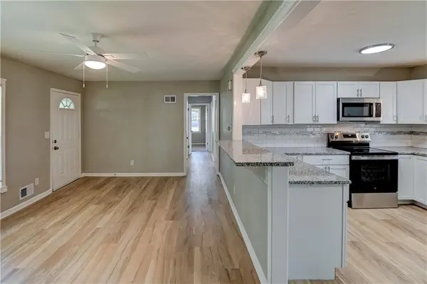 512 NW Lakeview RD, Blue Springs, MO 64014