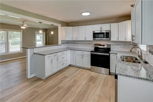 512 NW Lakeview RD, Blue Springs, MO 64014
