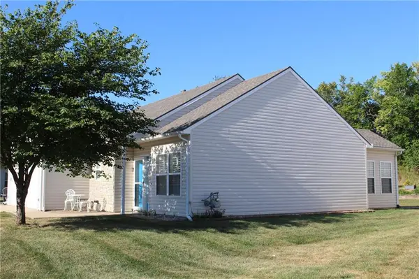 1661 Fall Creek DR, Tonganoxie, KS 66086