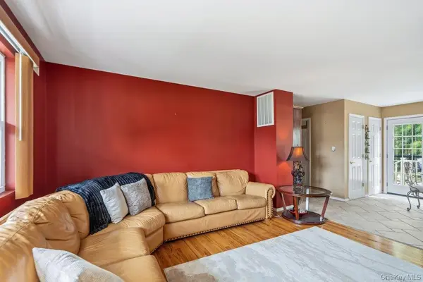 89 Floyd ST, Deer Park, NY 11729