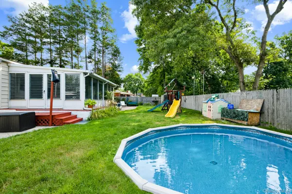 152 Parkwood DR, Shirley, NY 11967
