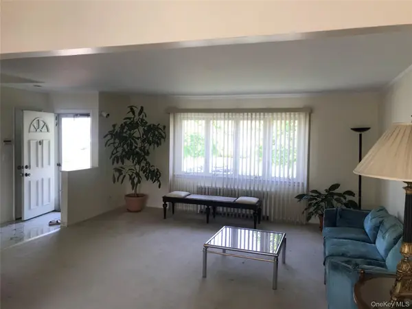 33 Burton AVE, Plainview, NY 11803