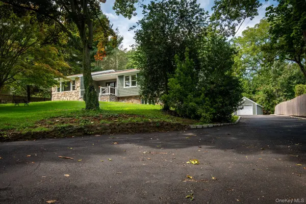 40 Lakeside DR, Centerport, NY 11721