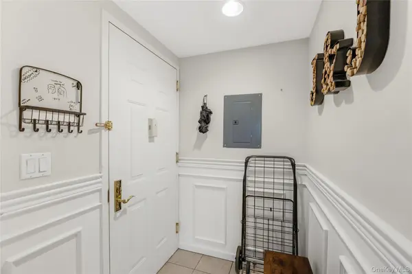 242 Maple AVE #319, Westbury, NY 11590