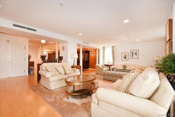 100 Harbor View DR #630, Port Washington, NY 11050