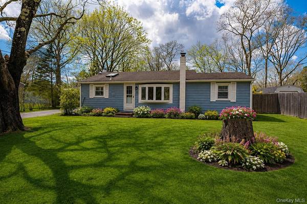 6 Longview DR, East Quogue, NY 11942
