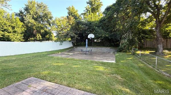 2615 Lindsay LN, Florissant, MO 63031