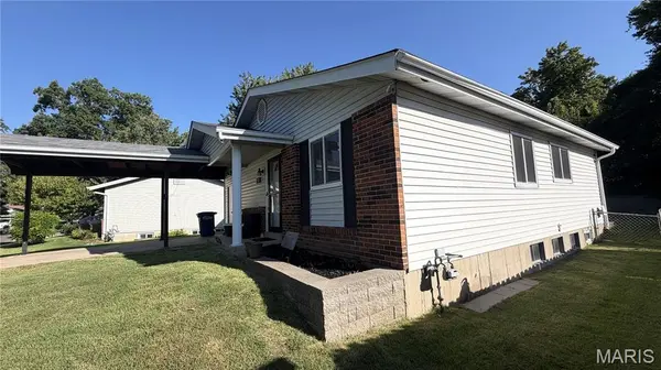 2615 Lindsay LN, Florissant, MO 63031