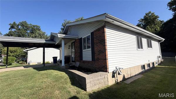 2615 Lindsay LN, Florissant, MO 63031