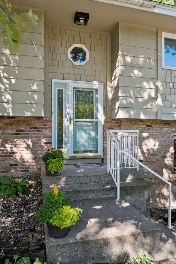 16015 Oak Shore DR, Lakeville, MN 55044