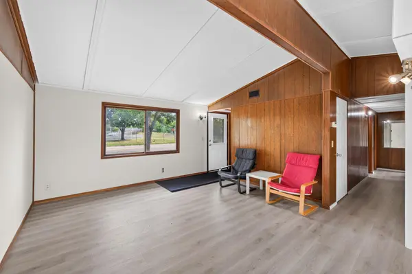 1582 3rd ST E, Saint Paul, MN 55106