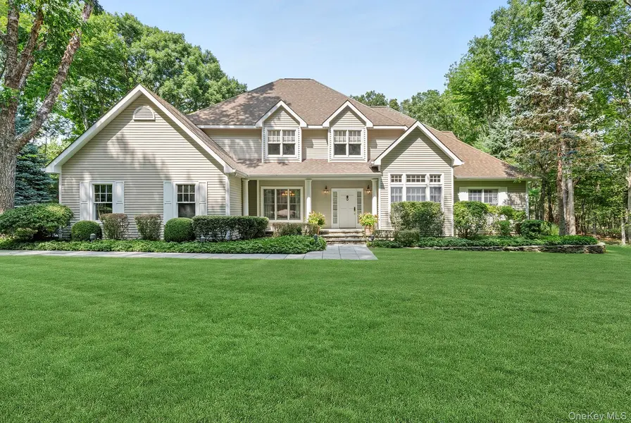 16 Barclay DR, Sag Harbor, NY 11963