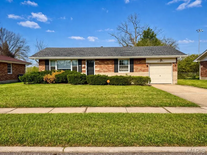 325 Royce DR, Ferguson, MO 63135
