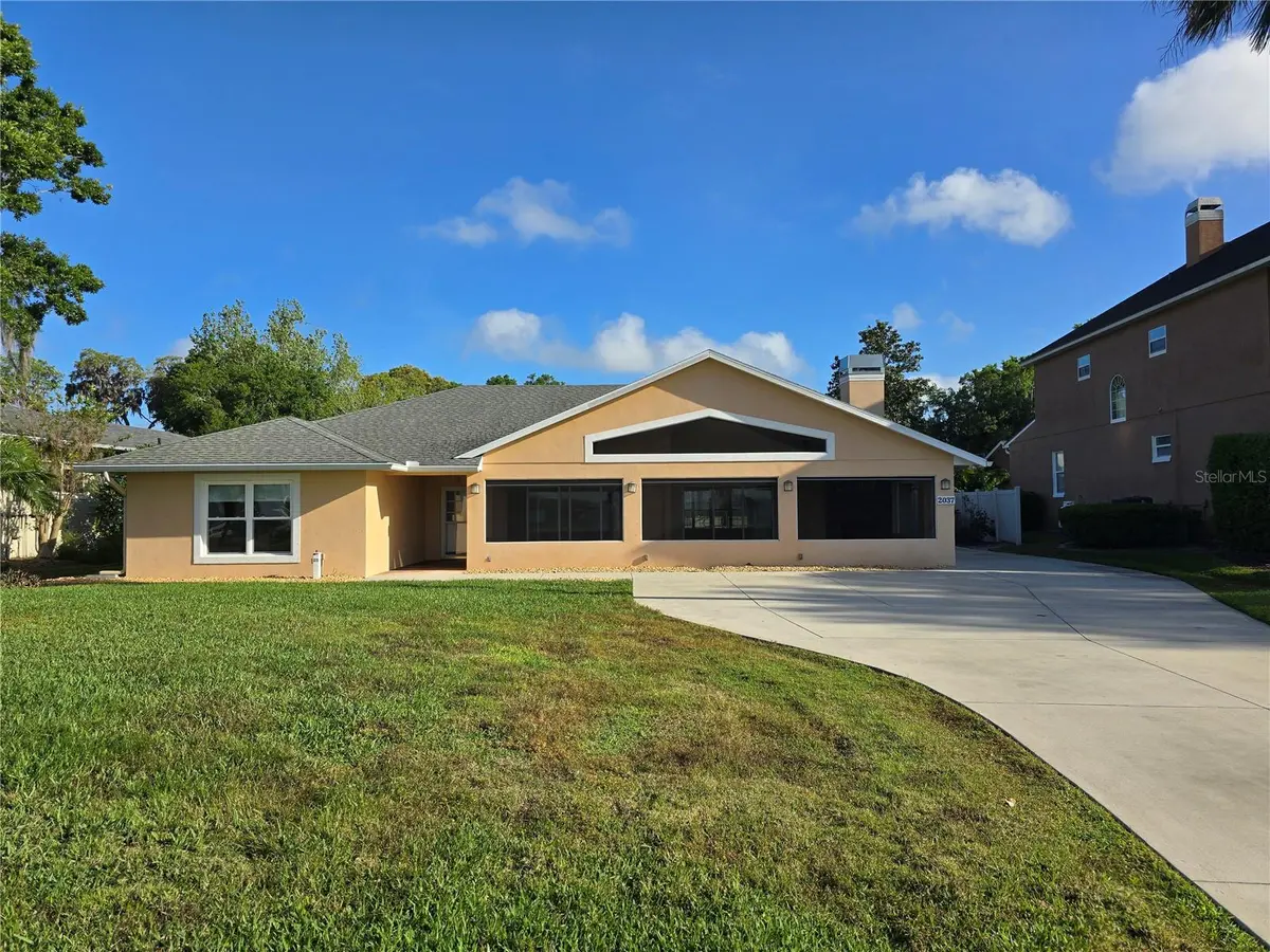 2037 LAKESHORE DR, Mount Dora, FL 32757