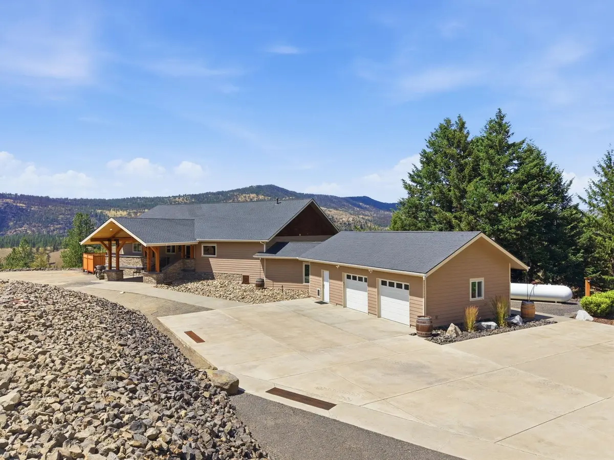 21413 W South Bank Rd, Nine Mile Falls, WA 99026