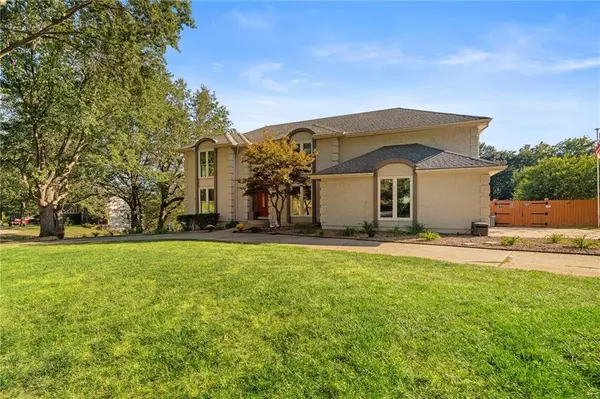 4104 SW Hickory LN, Blue Springs, MO 64015
