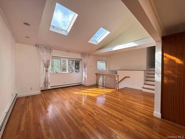 7 5th PL, Syosset, NY 11791