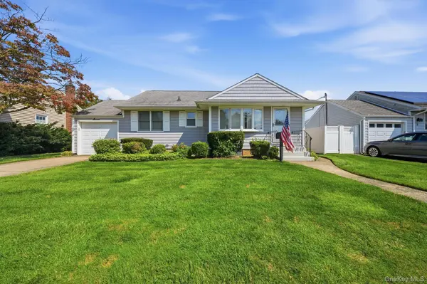 7 Crown ST, Hicksville, NY 11801