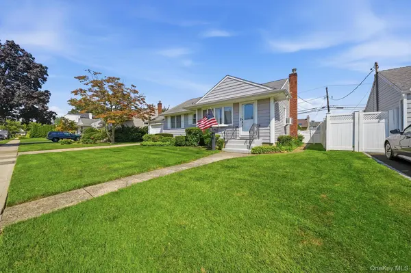 7 Crown ST, Hicksville, NY 11801