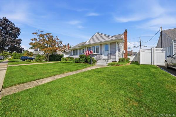7 Crown ST, Hicksville, NY 11801