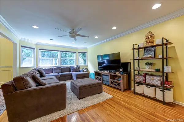 37 Buckingham DR, Dix Hills, NY 11746