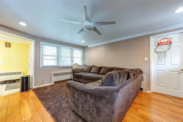 37 Buckingham DR, Dix Hills, NY 11746