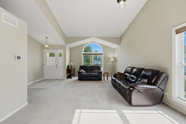 413 Harbor DR, Carpentersville, IL 60110