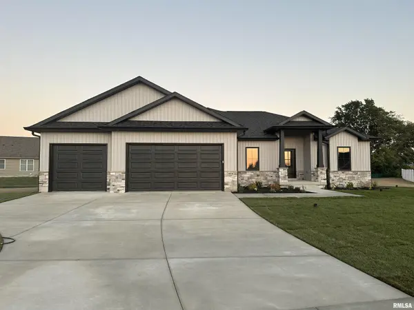 424 Manor Hill DR, Chatham, IL 62629