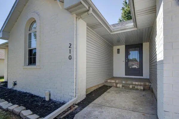 210 E Robin RD, Clever, MO 65631