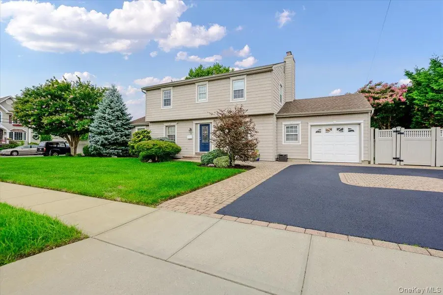 8 Curlew PL, Massapequa, NY 11758
