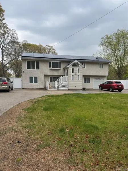 11 Oak PL, Selden, NY 11784