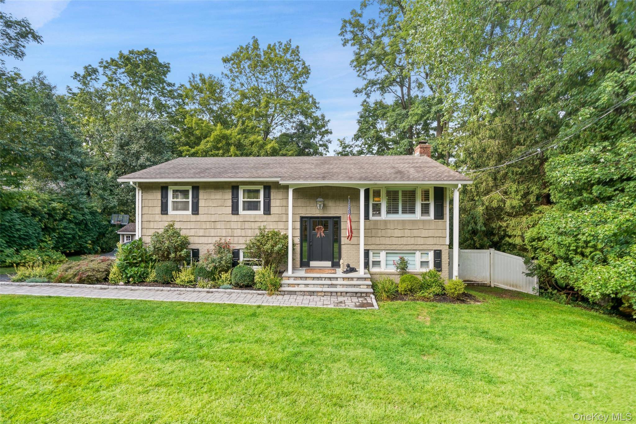 7 Nightingale RD, Katonah, NY 10536