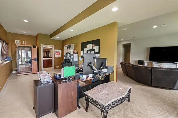 19420 W 102nd ST, Lenexa, KS 66220