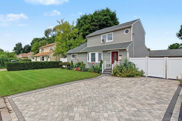 95 E Booker AVE, Wyandanch, NY 11798