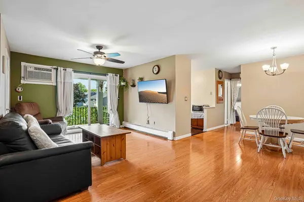 15 Doxbury LN, Suffern, NY 10901