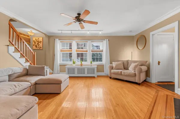21 Hampton AVE, Albertson, NY 11507