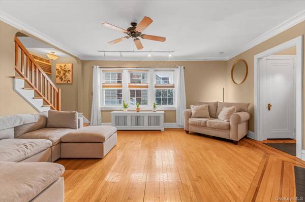 21 Hampton AVE, Albertson, NY 11507