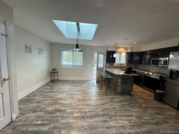 11 Oak PL, Selden, NY 11784