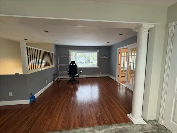 11 Oak PL, Selden, NY 11784