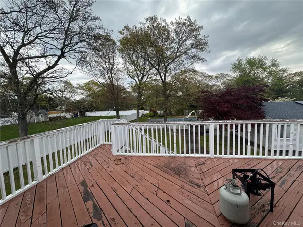 11 Oak PL, Selden, NY 11784