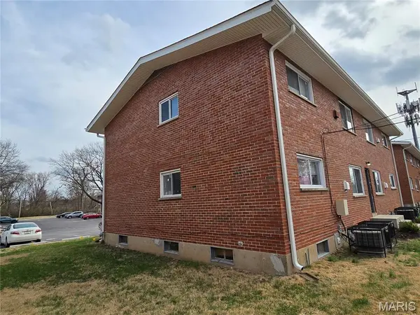2 Bruce DR, Florissant, MO 63031