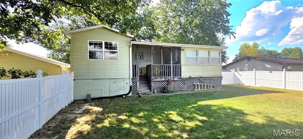1702 Fieldcrest DR, Sparta, IL 62286