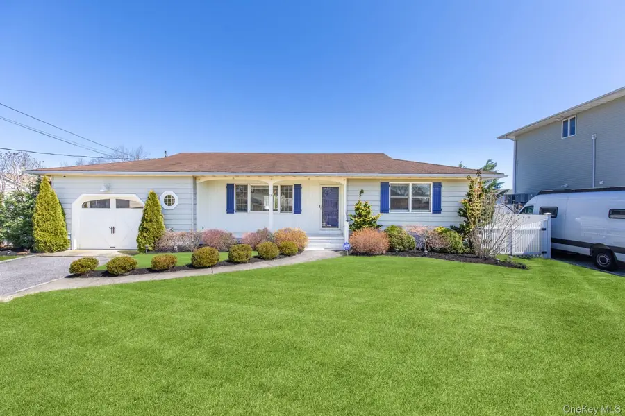 13 Marlin RD, East Quogue, NY 11942