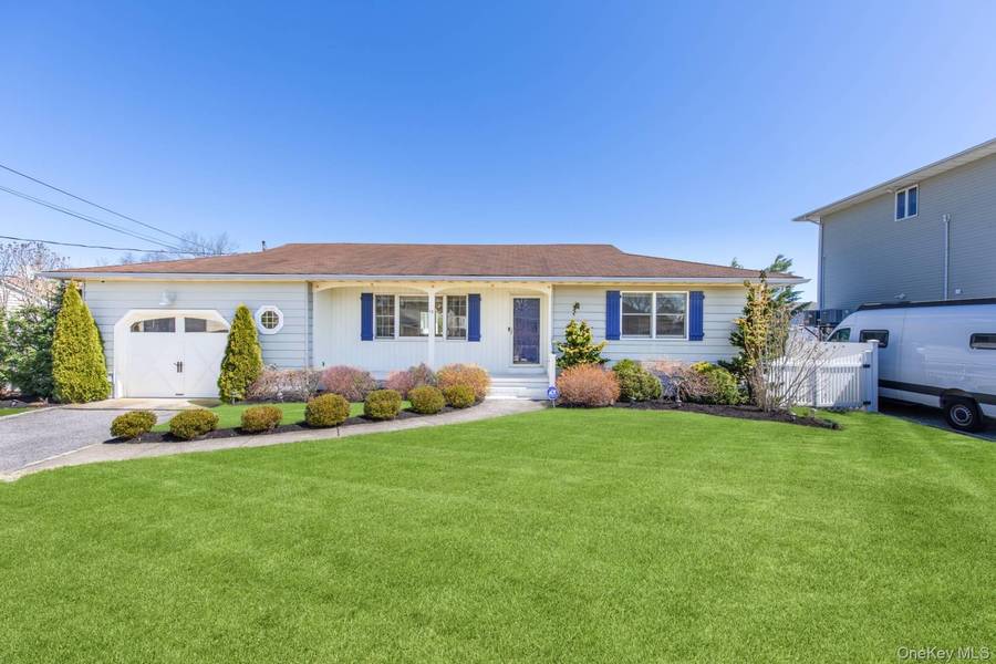 13 Marlin RD, East Quogue, NY 11942
