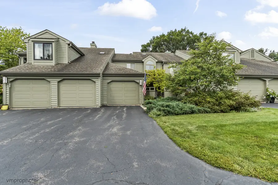 900 Shoreline RD, Lake Barrington, IL 60010