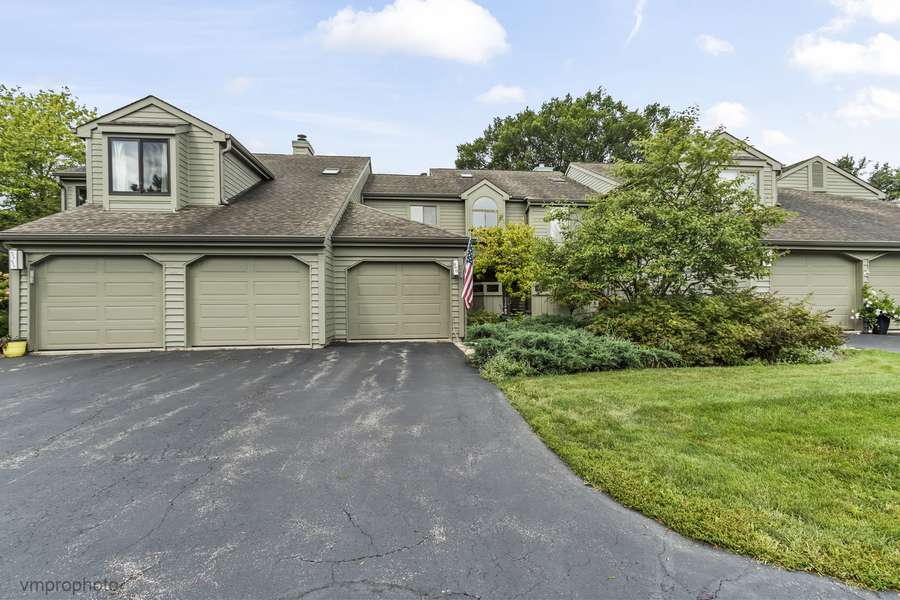 900 Shoreline RD, Lake Barrington, IL 60010