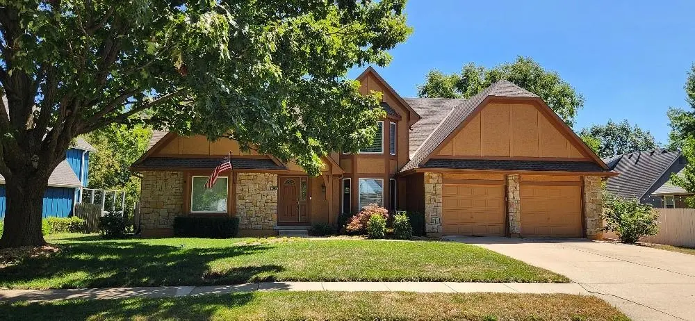1013 SE Greenridge DR, Lee's Summit, MO 64081