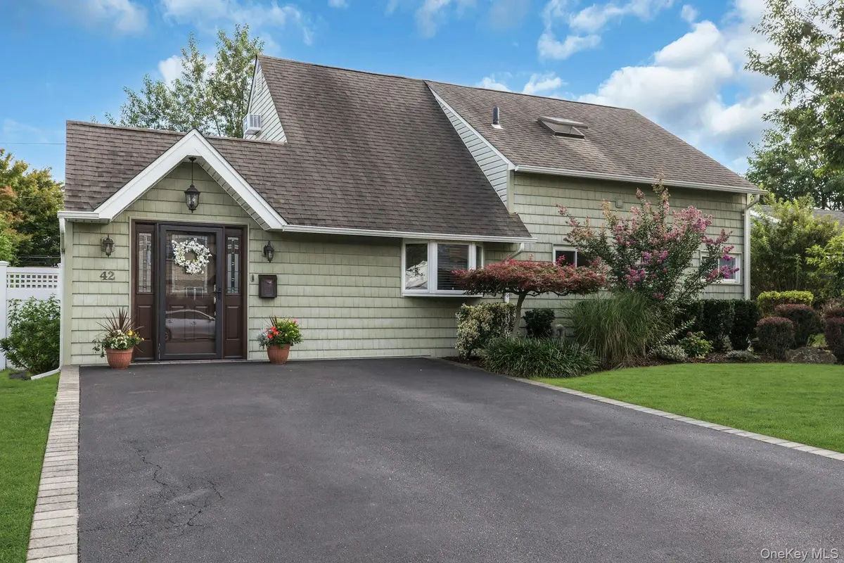 42 Dock LN, Wantagh, NY 11793