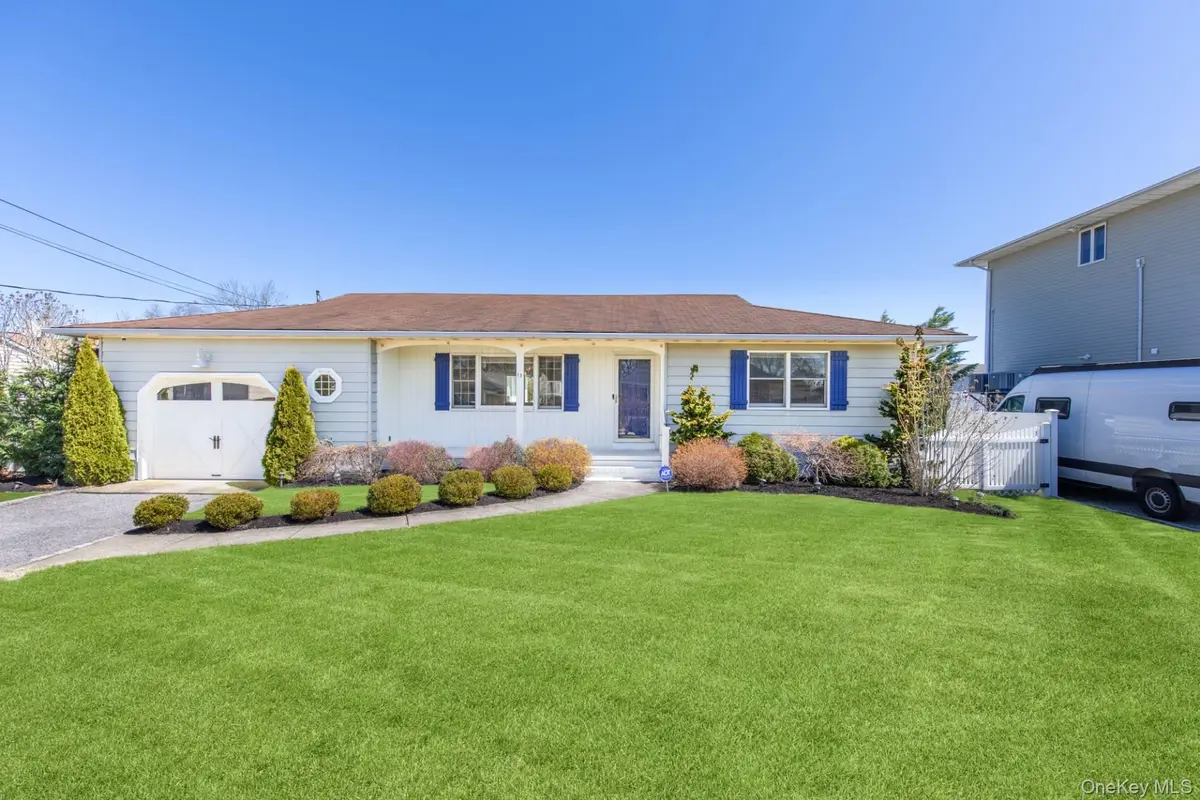 13 Marlin RD, East Quogue, NY 11942